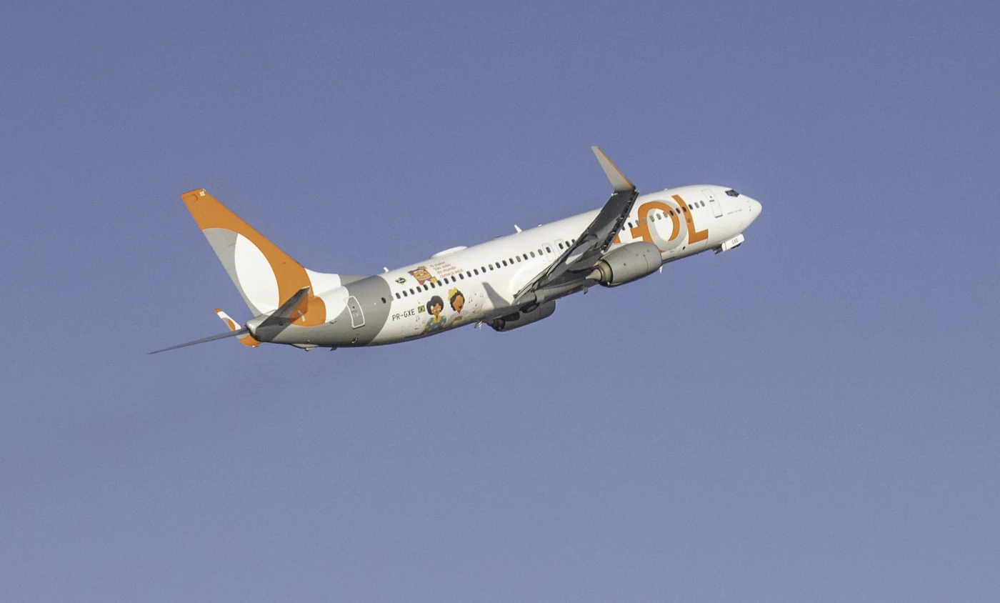 Real photograph of a Boeing 737 commercial jet in flight